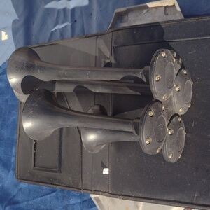 Automotive Quad Air Horns on threaded Base